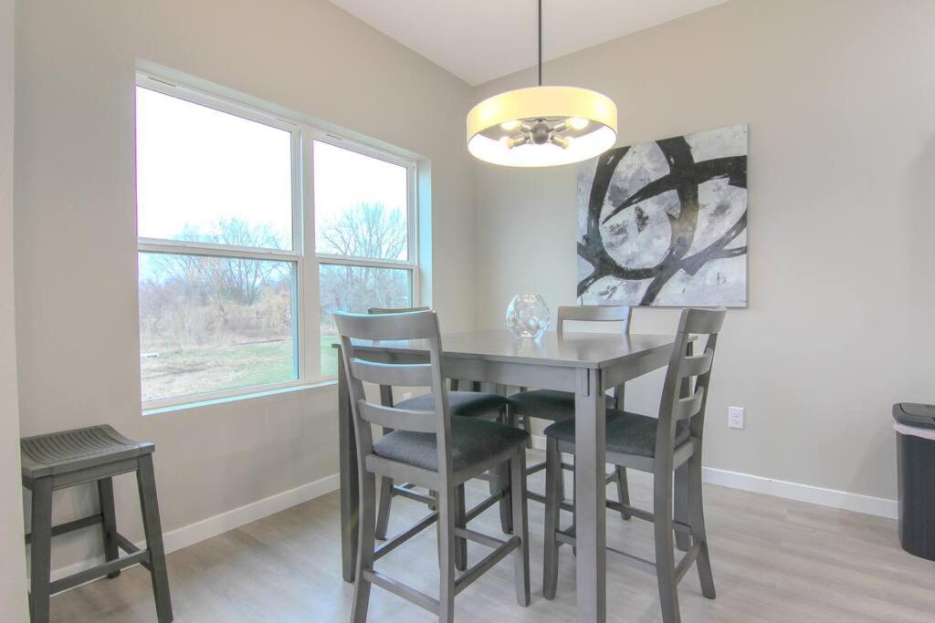 Cedar Falls Townhome - New Construction - 3 Kings! エクステリア 写真